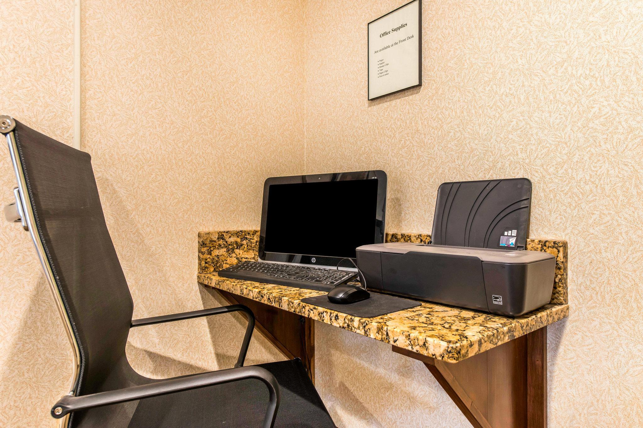 Comfort Inn & Suites Hays I-70 Extérieur photo