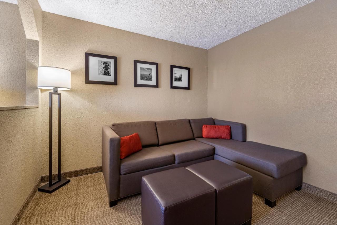 Comfort Inn & Suites Hays I-70 Extérieur photo