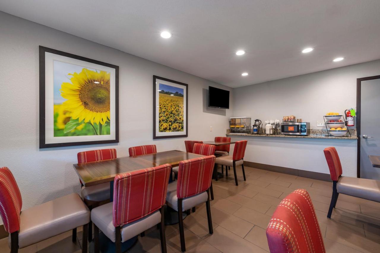 Comfort Inn & Suites Hays I-70 Extérieur photo